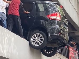Tabrak Pagar, Mobil Ini Nyaris Terjun dari Lantai 2 Parkiran Tabrak Pagar, Mobil Ini Nyaris Terjun dari Lantai 2 Parkiran