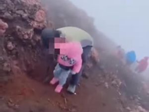 Pengelola Jelaskan soal Batita Viral Dibawa Ortu ke Puncak Gunung Kerinci Pengelola Jelaskan soal Batita Viral Dibawa Ortu ke Puncak Gunung Kerinci