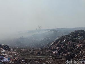 Petugas Masih Berjibaku Padamkan Api di TPA Kopi Luhur Cirebon