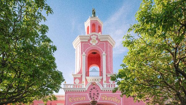 Suasana Restoran Serba Pink Casa Bonita yang Hampir Gulung Tikar