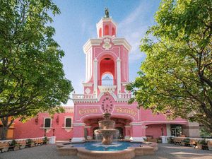 Suasana Restoran Serba Pink Casa Bonita yang Hampir Gulung Tikar