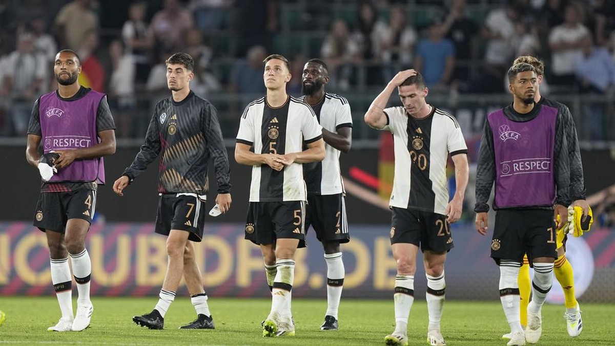 Para pemain timnas Jerman usai kena ganyang Jepang. Foto: AP/Martin Meissner