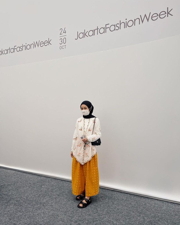 Tsana Tampil dengan Kebaya dan Celana Motif