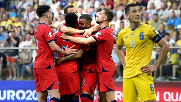 Englands Kyle Walker, center, celebrates after scoring his sides first goal during the Euro 2024 group C qualifying soccer match between Ukraine and England in Wroclaw, Poland, Saturday, Sept. 9, 2023. (AP Photo/Czarek Sokolowski)