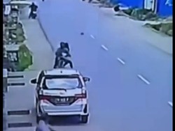 Motor Pelaku Jambret Oleng dan Tabrak Mobil!