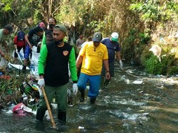 Sungai Bunulrejo Kota Malang Akhirnya Dibersihkan, Sampah Terkumpul 3 Truk
