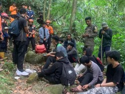 12 Wisatawan Tersesat di Curug Kembar Bogor, Tim SAR Evakuasi