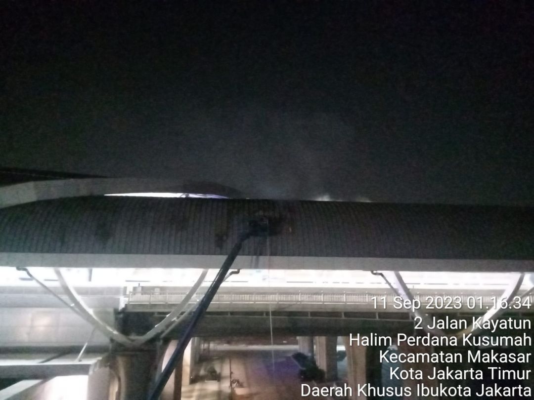 Atap Stasiun Kereta Cepat KCIC Halim Terbakar