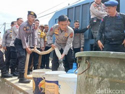 3 Bulan Sumur Kering, Warga Jambi Dapat Bantuan Air Bersih dari Polda