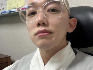 8 Potret Pria Dijuluki Biksu Tertampan di Korea, Kuilnya Diserbu Penggemar 8 Potret Pria Dijuluki Biksu Tertampan di Korea, Kuilnya Diserbu Penggemar