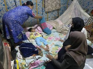 Mari Bantu Apriliana, Anak Tukang Becak Penderita Mikrosefalus di Banjarmasin