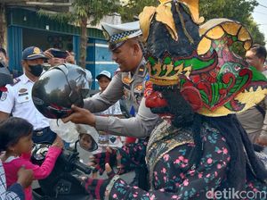 Seram! Ada Buta Sanga Hentikan Pengendara Nakal di Indramayu