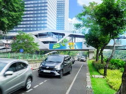Ada Pemandangan Baru di Jembatan Stasiun LRT Dukuh Atas dan Jalan Sudirman