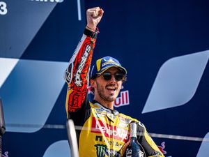 Bagnaia: Kaki Terlindas Belum Pulih, Balapan Cuma Pakai Tangan