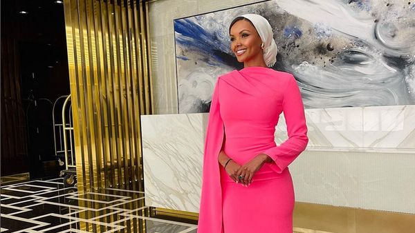 8 Foto Gaya Hijab Terbaru Halima Aden yang Tuai Kontroversi, Pakai Turban