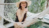 Serunya Hana Hanifah saat Nongkrong Cantik di Beach Club