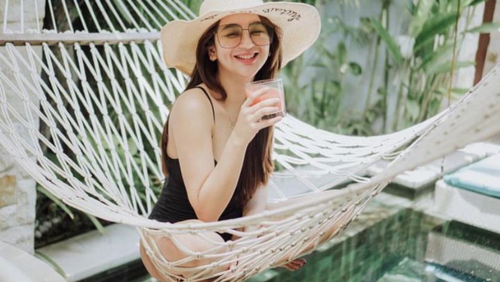 Serunya Hana Hanifah saat Nongkrong Cantik di Beach Club Serunya Hana Hanifah saat Nongkrong Cantik di Beach Club