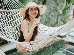 Serunya Hana Hanifah saat Nongkrong Cantik di Beach Club Serunya Hana Hanifah saat Nongkrong Cantik di Beach Club
