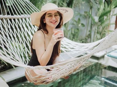 Serunya Hana Hanifah saat Nongkrong Cantik di Beach Club