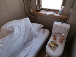 Hotel Terkecil di Dunia, Definisi Tidur di Samping Kloset