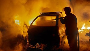 Mobil Carry Hangus Terbakar Dekat Bandara Halim, Api Berkobar