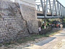 Fondasi Jembatan Kaliketek Bojonegoro Retak, Gak Bahaya Ta