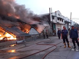 Sejumlah Gudang di Dadap Tangerang Terbakar, Asap Hitam Membubung