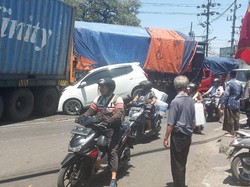 6 Kendaraan Terlibat Kecelakaan di Surabaya gegara Truk Tak Kuat Nanjak