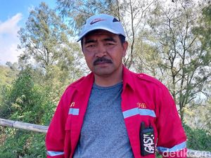 Cerita Ngeri Relawan Terjebak Api saat Padamkan Kebakaran Bromo Cerita Ngeri Relawan Terjebak Api saat Padamkan Kebakaran Bromo