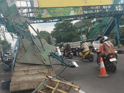 Brak! Truk Tabrak Jembatan Penyeberangan di Ungaran Semarang