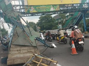 Brak! Truk Tabrak Jembatan Penyeberangan di Ungaran Semarang Brak! Truk Tabrak Jembatan Penyeberangan di Ungaran Semarang
