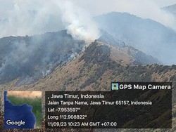 Susahnya Helikopter Water Bombing Ambil Pasokan Air untuk Padamkan Bromo