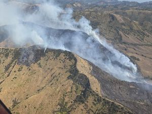 Wajah Gunung Bromo Sebelum dan Setelah Insiden Kebakaran Wajah Gunung Bromo Sebelum dan Setelah Insiden Kebakaran