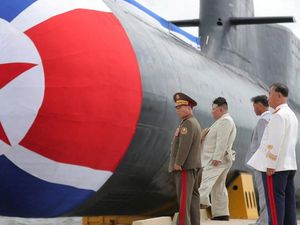 Kim Jong Un Pamer Kapal Selam Nuklir, Sungguhan atau Berlebihan?