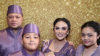 Foto Krisdayanti Berkebaya Ungu & Raul Lemos Berbeskap di Acara Mitoni Aurel