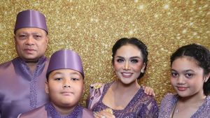 Foto Krisdayanti Berkebaya Ungu & Raul Lemos Berbeskap di Acara Mitoni Aurel