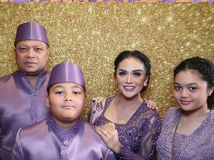 Foto Krisdayanti Berkebaya Ungu & Raul Lemos Berbeskap di Acara Mitoni Aurel Foto Krisdayanti Berkebaya Ungu & Raul Lemos Berbeskap di Acara Mitoni Aurel