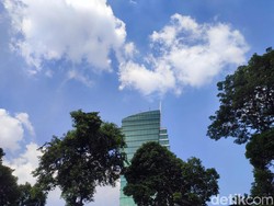 Langit Jakarta Biru dan Berawan Siang Ini, Bagaimana Kualitas Udaranya?