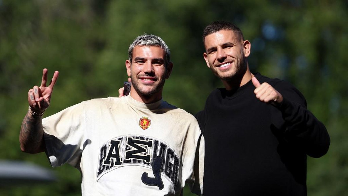 Lucas Hernandez (kanan) ingin bisa main satu klub dengan adiknya Theo Hernandez (AFP/FRANCK FIFE)