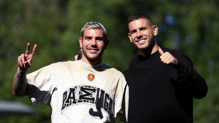 Fances defender Theo Hernandez (L) and Frances defender Lucas Hernandez give thumbs up as they arrive in Clairefontaine-en-Yvelines on September 4, 2023 as part of the teams preparation for upcoming UEFA Euro 2024 football tournament qualifying matches. France will play against Ireland on September 7, 2023, in the Group B of Euro 2024 qualifiers. (Photo by FRANCK FIFE / AFP)