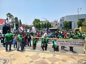Massa Ojol Tuntut Kenaikan Tarif di Solo: Harga Hemat Buat Driver Melarat Massa Ojol Tuntut Kenaikan Tarif di Solo: Harga Hemat Buat Driver Melarat