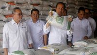Momen Jokowi Bagikan Bansos Beras 10 Kg