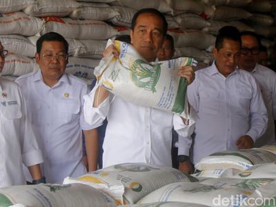 Momen Jokowi Bagikan Bansos Beras 10 Kg