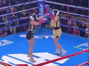 Pedangdut Pamela Safitri Tumbang Saat Adu Jotos Lawan Dinar Candy! Pedangdut Pamela Safitri Tumbang Saat Adu Jotos Lawan Dinar Candy!
