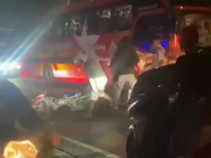 Fakta-fakta Pemotor Hadang Bus Lawan Arah Berujung Dikeroyok Fakta-fakta Pemotor Hadang Bus Lawan Arah Berujung Dikeroyok