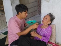 Kisah Pemuda Banyuwangi Banting Tulang Rawat Ibu Lumpuh dan Bibi Disabilitas