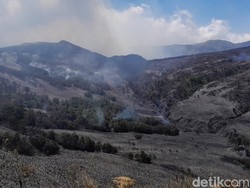 Upaya Helikopter BNPB Padamkan Kebakaran Bromo dengan Water Bombing