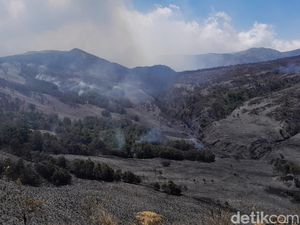 Upaya Helikopter BNPB Padamkan Kebakaran Bromo dengan Water Bombing Upaya Helikopter BNPB Padamkan Kebakaran Bromo dengan Water Bombing