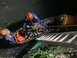 Diduga Rem Blong, Ojol dan Penumpangnya Terjun ke Sungai di Depok