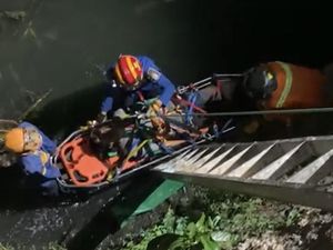 Diduga Rem Blong, Ojol dan Penumpangnya Terjun ke Sungai di Depok Diduga Rem Blong, Ojol dan Penumpangnya Terjun ke Sungai di Depok